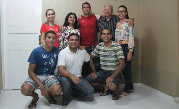 M&atilde;e, pai e os cinco irm&atilde;os de cria&ccedil;&atilde;o: a fam&iacute;lia que acolheu Kamar quando crian&ccedil;a.(Imagem:Wenner Tito)