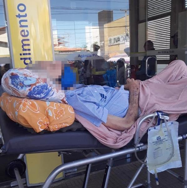 Idoso de 80 anos que foi de maca ao banco fazer "prova de vida" morre no Piauí
