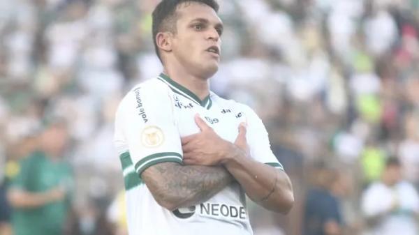 Coritiba marca no fim e vence o Cruzeiro em jogo marcado por briga entre torcidas no gramado