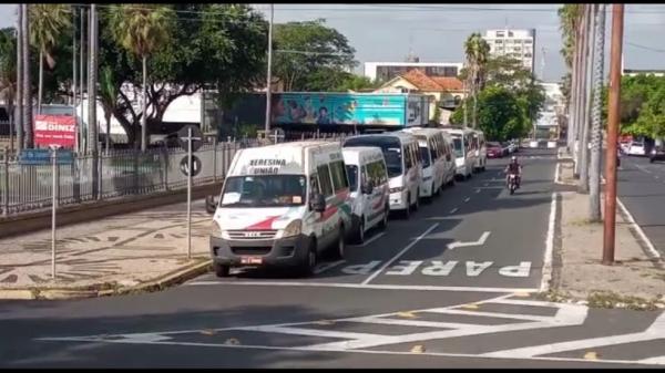 Motoristas do transporte alternativo intermunicipal do Piauí fazem protesto no Palácio do Karnak
