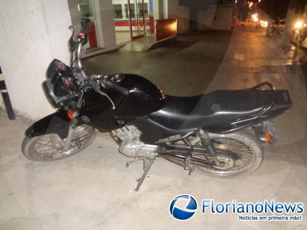 Pol&iacute;cia Militar recupera motocicleta roubada no Mercado Central e prende suspeito.(Imagem:FlorianoNews)