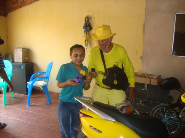 Entregando Presentes(Imagem:reda&ccedil;ao)
