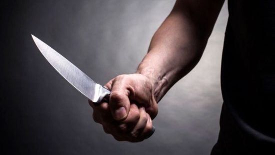 Homem usa faca para ameaçar de morte indivíduo que o teria agredido