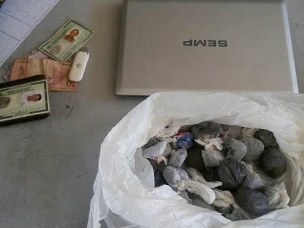 Com os suspeitos foram encontrados droga, arma e munições.(Imagem:Polícia Militar)