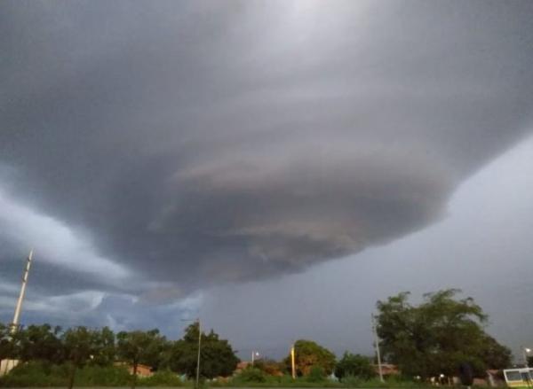 Nuvem em forma de tornado é fenômeno perigoso e raro no NE, diz climatologista