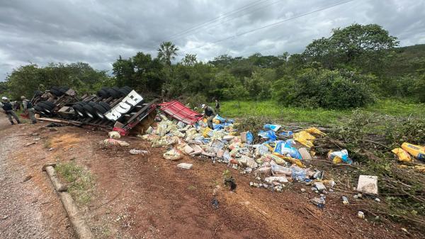 Carreta tomba na PI-140 em Floriano e motorista sofre apenas escoriações