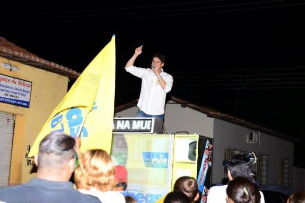 En&eacute;as Maia arrasta multid&atilde;o no bairro Samba&iacute;ba.(Imagem:Jaquelina Nascimento)