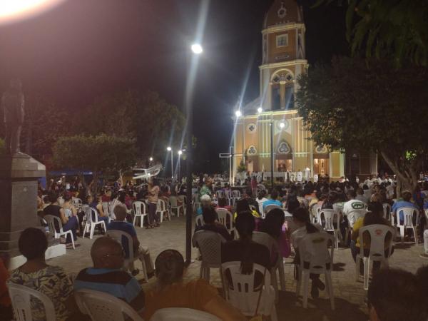 Fi&eacute;is participam de prociss&atilde;o e missa campal para celebrar S&atilde;o Pedro de Alc&acirc;ntara(Imagem:FlorianoNews)