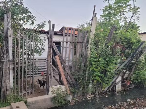 Casa abandonada onde Silvana Rodrigues, de 21 anos, foi assassinada - Pol&iacute;cia encontra mulher enterrada pr&oacute;ximo a casa abandonada com vest&iacute;gios de sangue, em Teresina.(Imagem:Eric Sousa/ g1 Piau&iacute;)