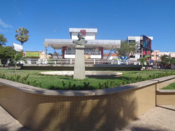 Pra&ccedil;a Dr. Sebasti&atilde;o Martins.(Imagem:FlorianoNews)