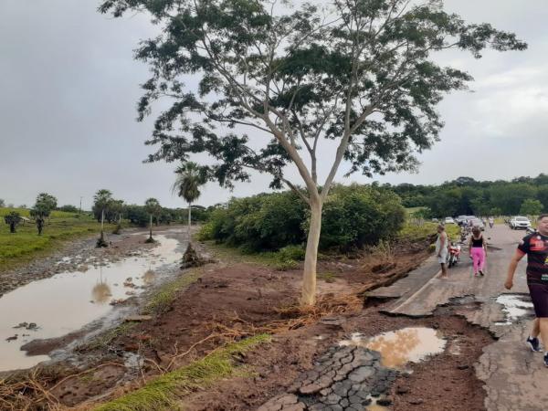 Parede do A&ccedil;ude Saquinho rompeu durante a madrugada no Piau&iacute;.(Imagem:Arquivo pessoal)
