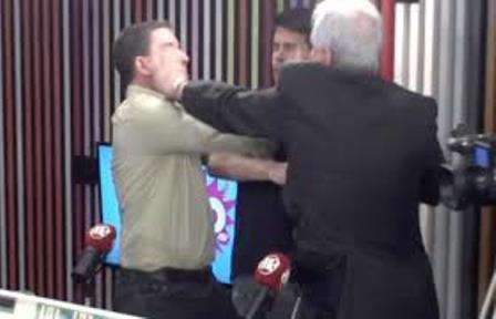 Jornalista agride Glenn Greenwald em programa ao vivo