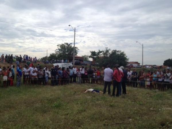 Corpo foi encontrado com um tiro na cabe&ccedil;a na Zona Norte de Teresina(Imagem:Catarina Costa/G1)