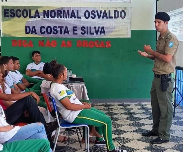 Polícia Militar de Floriano ministra palestra sobre drogas na Escola Normal Osvaldo da Costa e Silva