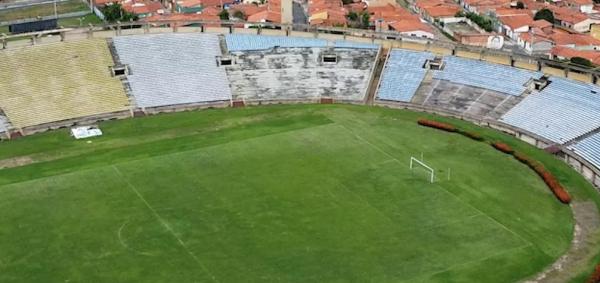 Imagem aérea mostra spoiler do gramado do Albertão após Flamengo investir R$ 100 mil