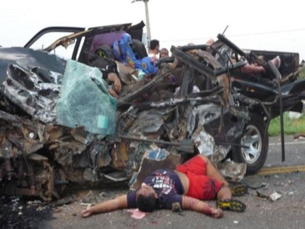 Colis&atilde;o entre &ocirc;nibus e Hilux deixa sete mortos(Imagem:Divulga&ccedil;&atilde;o)