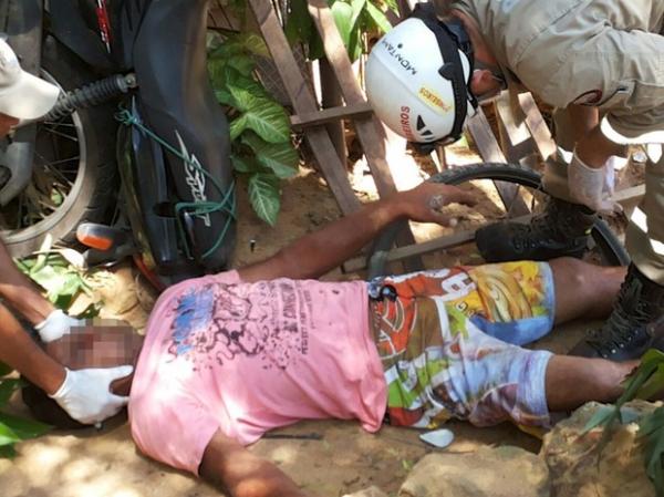 Condutor perde o controle de moto e invade residência em Teresina