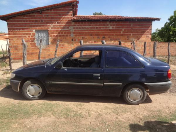 Pol&iacute;cia Militar de Floriano encontra ve&iacute;culo roubado escondido em matagal.(Imagem:FlorianoNews)