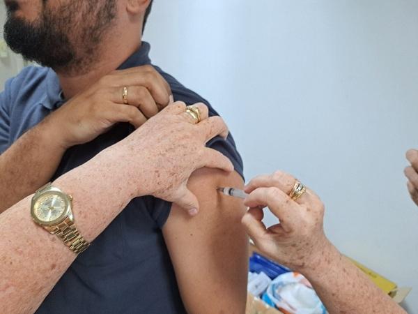 Sesapi convoca piauienses que ainda não tomaram a vacina bivalente para se vacinarem