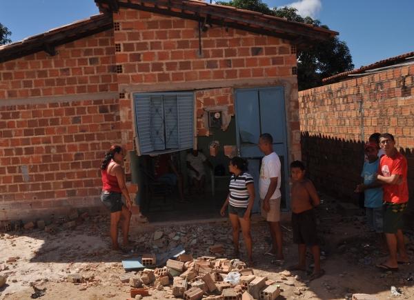 Carro destrói casa de idosa no conjunto Dom Avelar, em Teresina