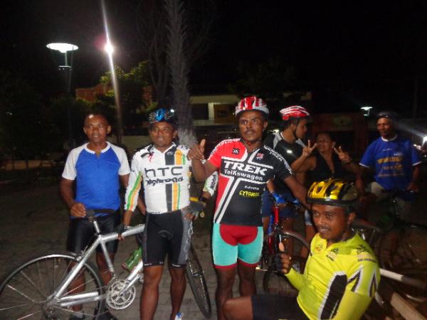 Associa&ccedil;&atilde;o dos Corredores do Sert&atilde;o realizou 1&ordm; passeio cicl&iacute;stico noturno.(Imagem:FlorianoNews)