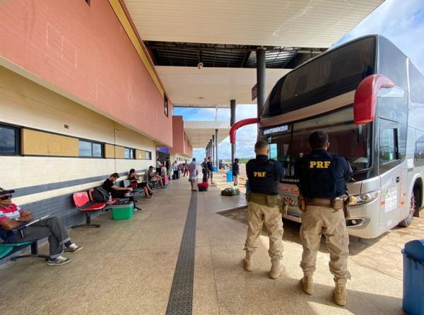 Operação Tiradentes: PRF realiza ações educativas em terminais rodoviários de Piripiri e Floriano