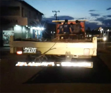 Reboque é usado para transportar estudantes em Castelo