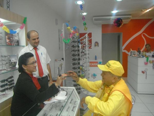 &Oacute;ticas Diniz presenteia Rep&oacute;rter Amarelinho.(Imagem:FlorianoNews)