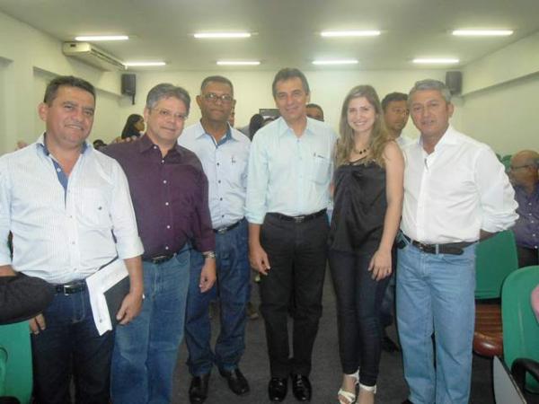 Ao lado de Gustavo Neiva, prefeitos assinam convênios com o Governo do Estado.(Imagem:Comunicações Sem Fronteiras)