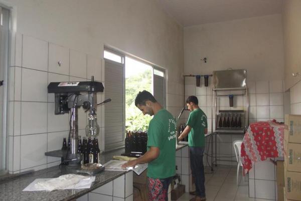 Rep&oacute;rter Amarelinho visita f&aacute;brica da cacha&ccedil;a Vale do Riach&atilde;o.(Imagem:FlorianoNews)