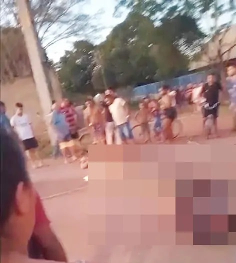 Dois jovens morrem eletrocutados ao tentarem retirar pipa enrolada em fio de alta tensão