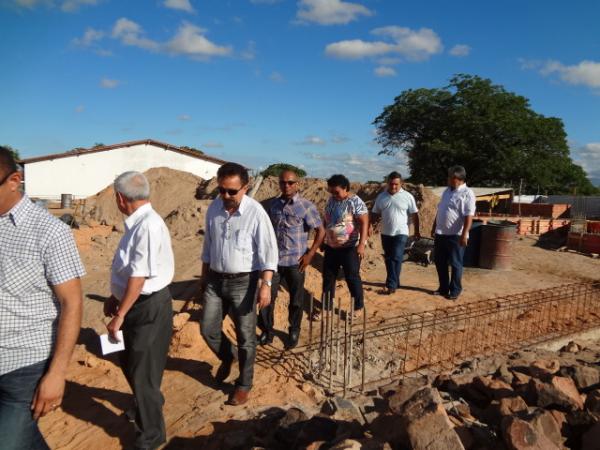 Prefeito visita obras de Unidade B&aacute;sica de Sa&uacute;de em Floriano. (Imagem:FlorianoNews)
