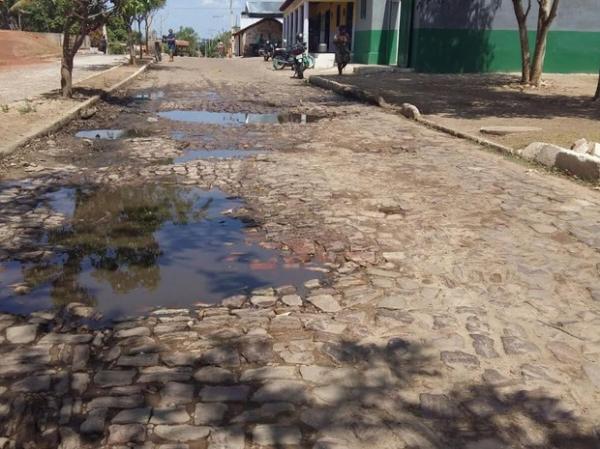 Ruas esburacadas no Centro da cidade de Porto.(Imagem:H&eacute;lio Thadeu/VC no G1)