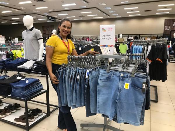Jaqueline, chefe do setor de confec&ccedil;&otilde;es do Armaz&eacute;m Para&iacute;ba.(Imagem:FlorianoNews)
