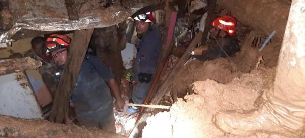  Bombeiros realizam resgate na Barra do Sahy, em S&atilde;o Sebasti&atilde;o.(Imagem:Capit&atilde;o Guedes/Pol&iacute;cia Militar )