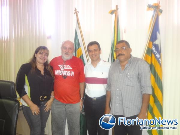 Reunião entre Prefeito e SINTSPREVS debate gratificação para funcionários da saúde