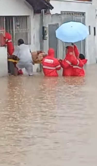 Idosa de 97 anos é resgatada após casa ser invadida pela água em Floriano; veja vídeo