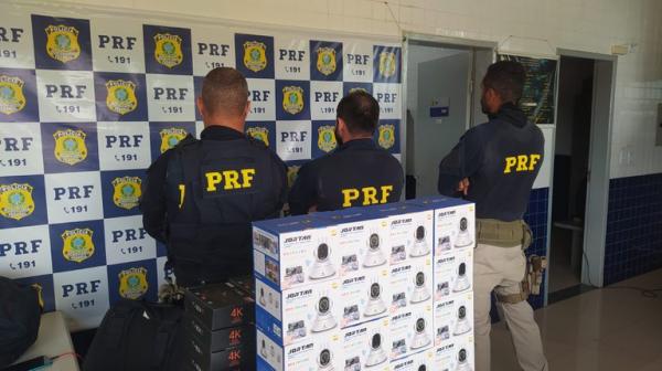 PRF apreende carregamento ilegal com 140 produtos eletrônicos em Floriano