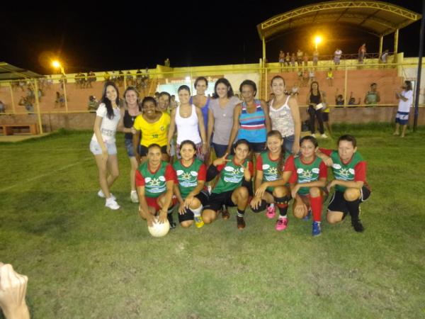 Jogo de futebol em homenagem as mulheres.(Imagem:FlorianoNews)