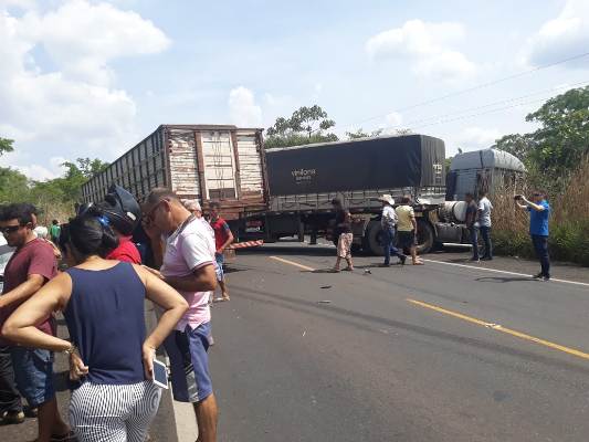 Acidente entre 3 carretas causa grande engarrafamento na BR 316
