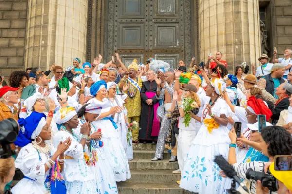 P&uacute;blico reunido nas escadarias da Igreja de la Madeleine.(Imagem:Ulysses Venturin/Lavagem de Madeleine)