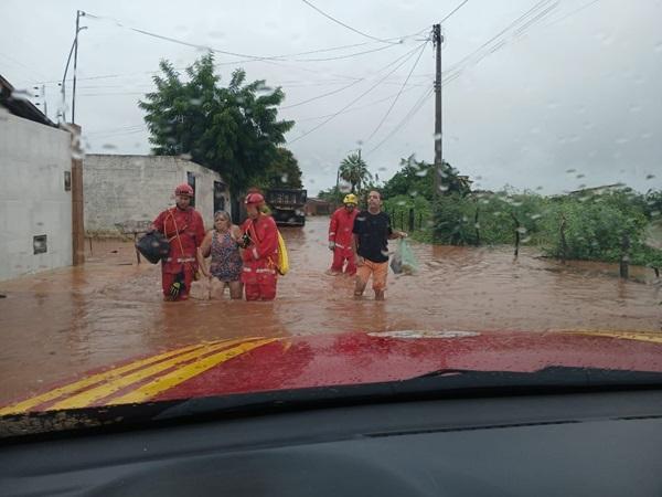 Picos: Bombeiros Militares do Piauí realizam resgates durante chuvas intensas