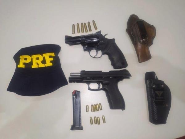 PRF apreende armas de fogo municiadas e prende homem na BR 230, em Floriano