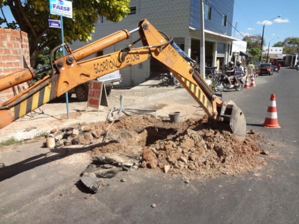 Vazamento de &aacute;gua na Av. Bucar Neto j&aacute; foi solucionado.(Imagem:FlorianoNews)