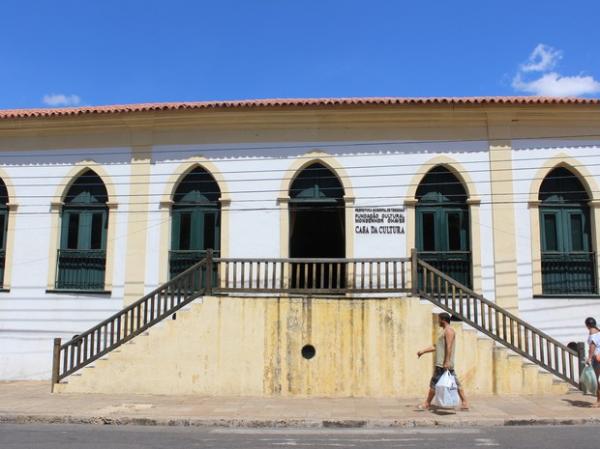 Homem rende alunos e funcionários na Casa da Cultura e comete arrastão