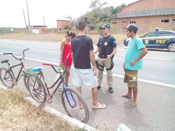 PRF realiza a&ccedil;&atilde;o de educa&ccedil;&atilde;o para o tr&acirc;nsito com ciclistas durante opera&ccedil;&atilde;o da independ&ecirc;ncia.(Imagem:PRF)