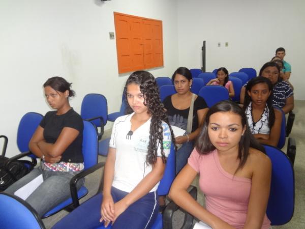 Reuni&atilde;o com calouros do Festival Estudantil 2012.(Imagem:FlorianoNews)