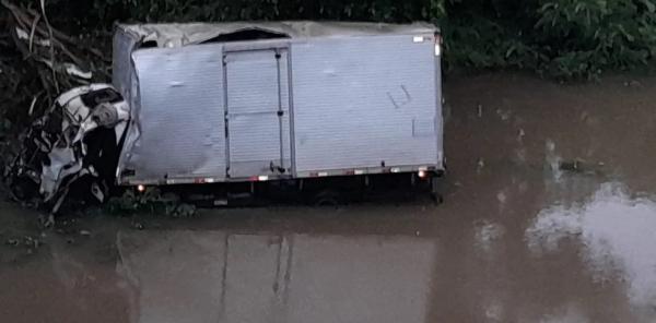Caminhão-baú cai de ponte na BR-343 e duas pessoas ficam feridas no Piauí