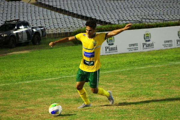 SEP confirma retorno do meia Henrique, "dono da camisa oito "