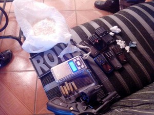 Após denúncia em rede social PM fecha boca de fumo e prende 5 no PI